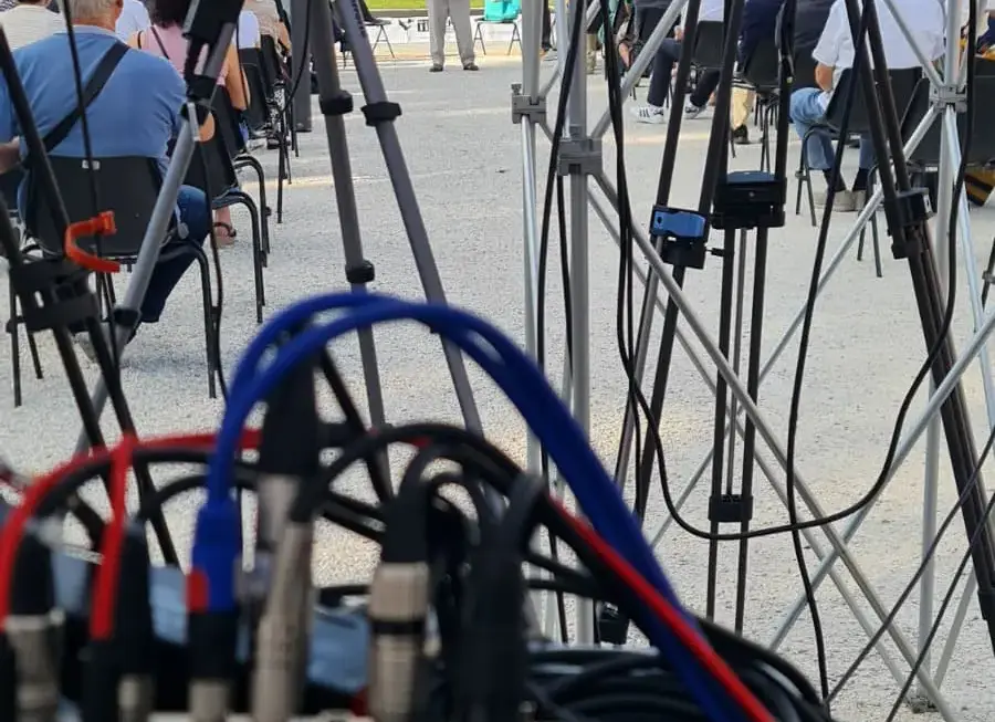 Portare il grande cinema in piazza significa progettare un'esperienza, non semplicemente installare un proiettore.