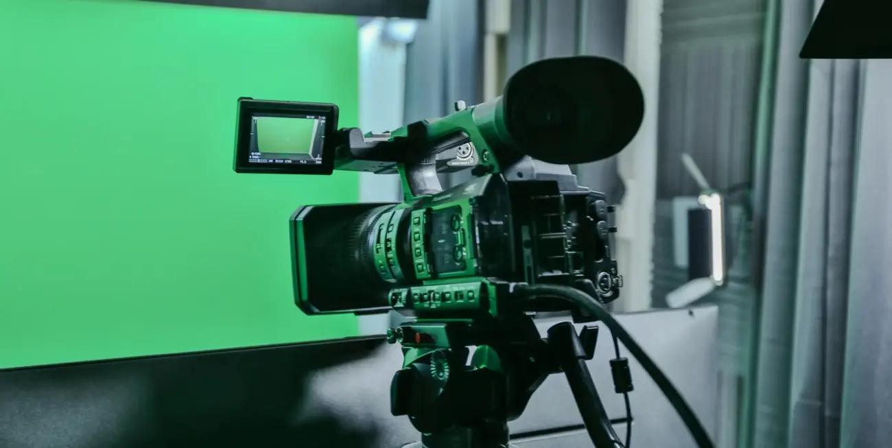 Produzioni video con chroma key per effetti speciali e fondali digitali.