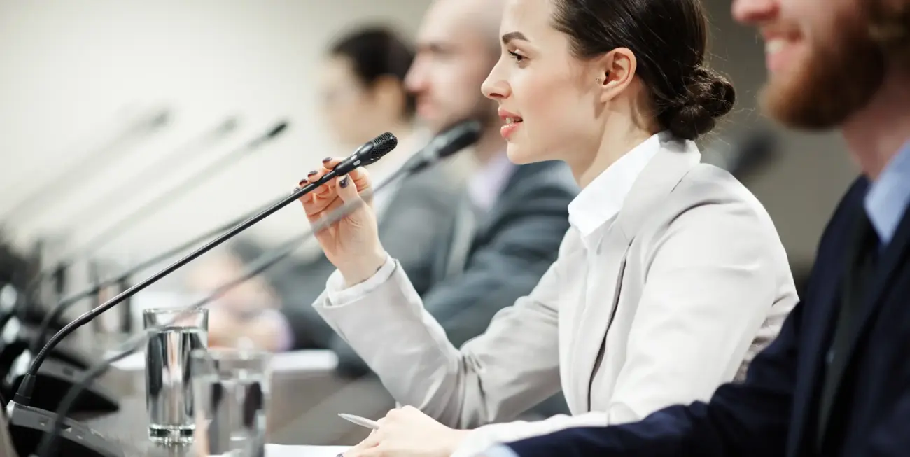Cabine interpreti, sistemi infrarossi e interpreti professionisti.